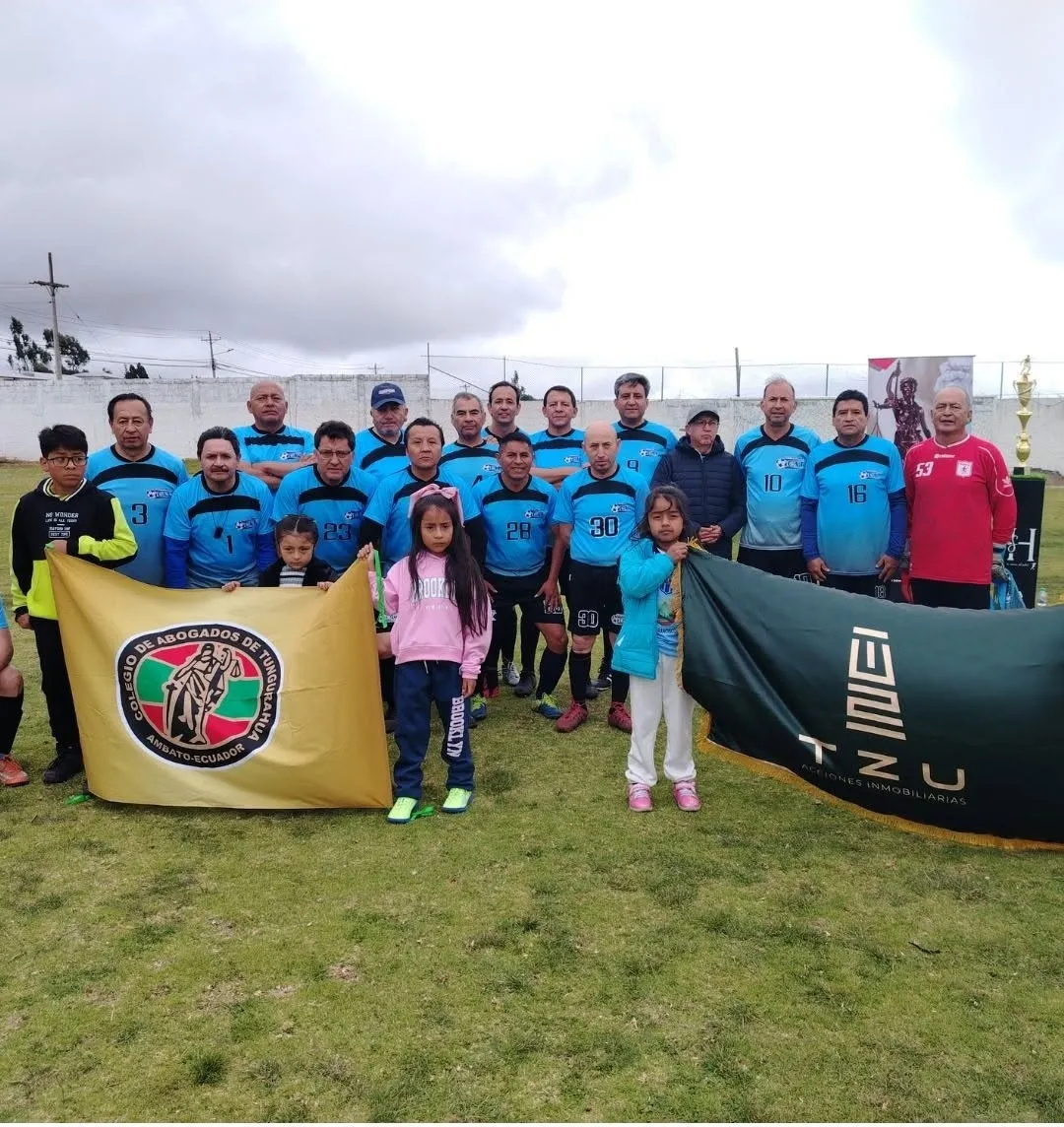 Equipo de fútbol del campeonato del C.A.T. posando en la cancha con la bandera del Colegio
