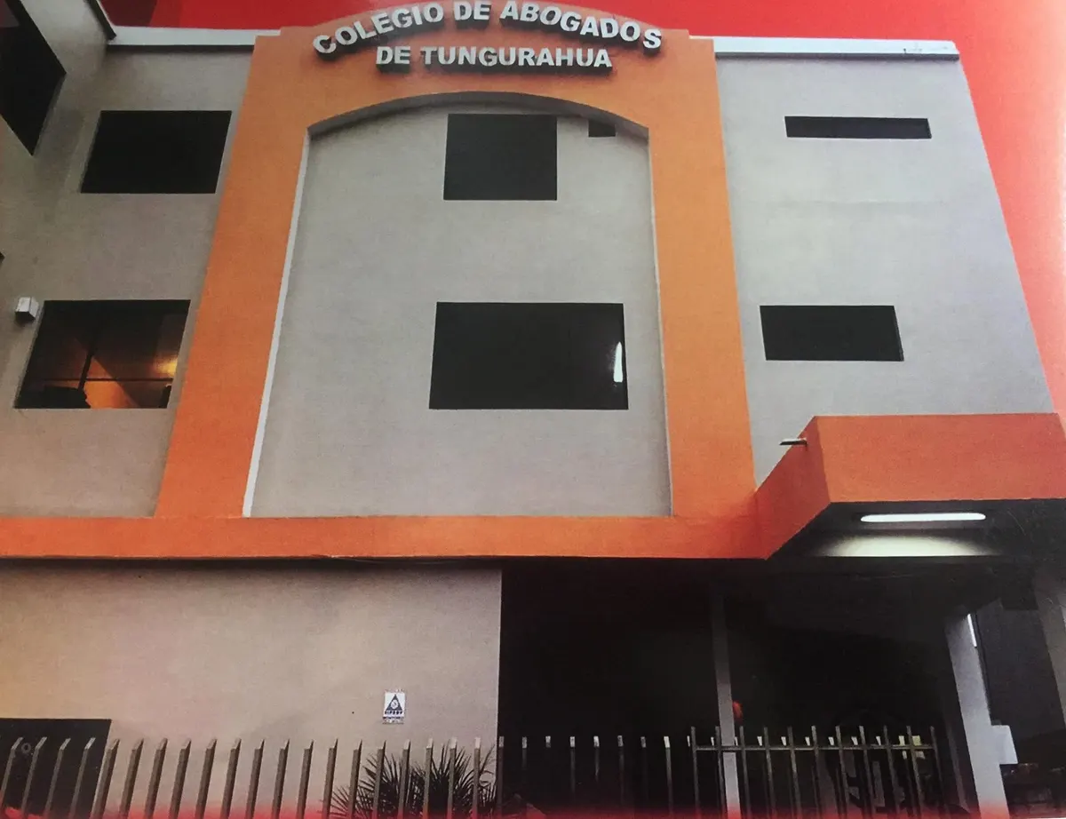Fachada de la sede del Colegio de Abogados de Tungurahua en Ambato, con el letrero institucional